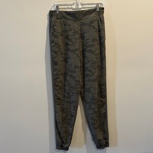 Athleta camo Olive Brooklyn Textured Lined Jogger Pants
